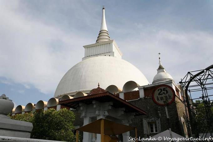 Stupa, o dagoba bianco, Kandy - Ceylon Sri Lanka