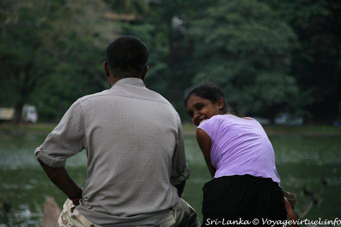 Amanti in riva al lago, Kandy - Ceylon Sri Lanka