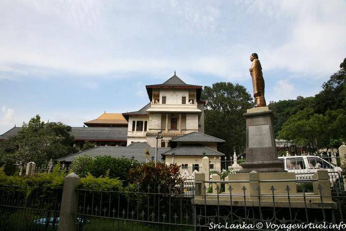 Statua di fronte al Palazzo Nuovo, Kandy - Ceylon Sri Lanka