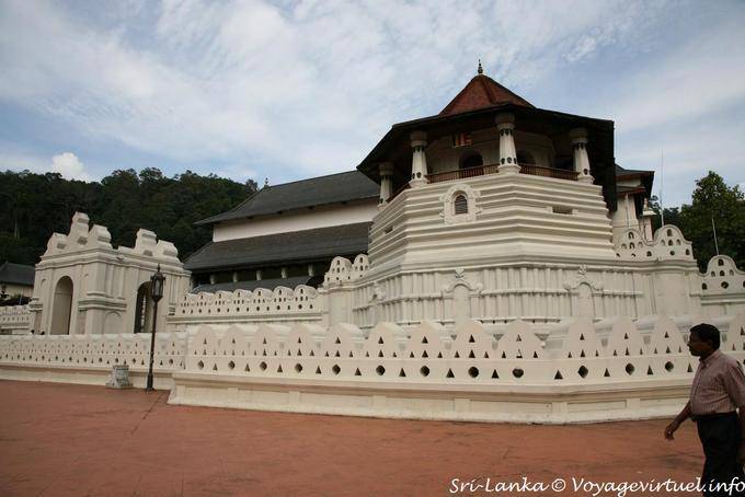 Patthirippua Mahawahalkada e il Tempio del Sacro Dente, Kandy - Ceylon Sri Lanka