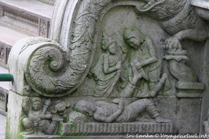 Scultura sulla parte esterna della rampa di scale, Tempio del Dente, Kandy - Ceylon Sri Lanka