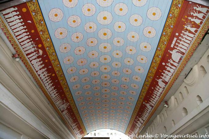 Soffitto dipinto Vahalkada Maha, ingresso principale, Tempio della Reliquia del dente, Kandy - Ceylon Sri Lanka