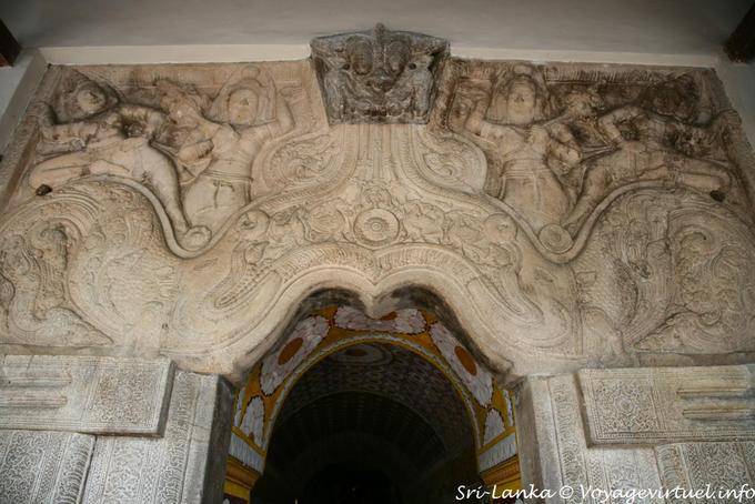 Portale decorato con Makara Torana o Arco del drago, Dalada Maligawa, Kandy - Ceylon Sri Lanka