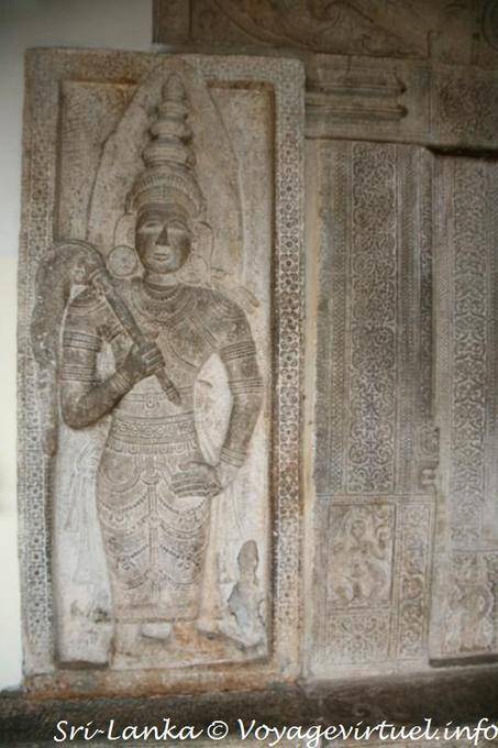 Scultura di pietra di un guardiano del tempio, Dalada Maligawa, Kandy - Ceylon Sri Lanka