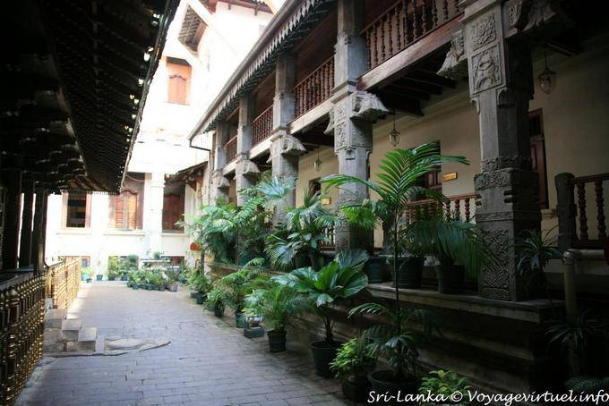 Passaggio tra il tempio e la sala delle udienze, Dalada Maligawa, Kandy - Ceylon Sri Lanka