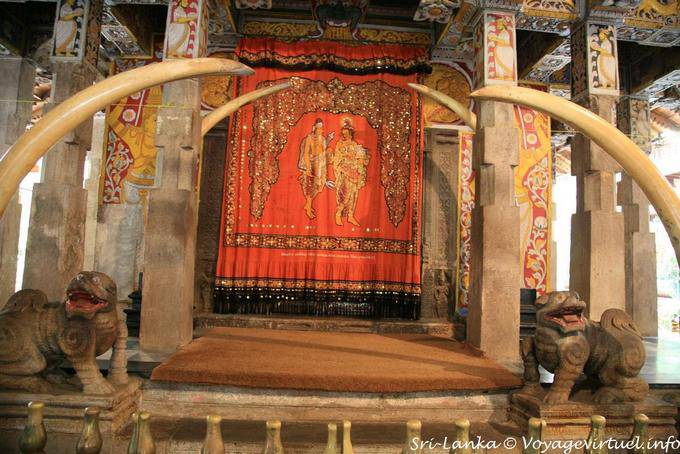 Zanne di elefante, e leoni, porta Pallemale, Tempio del Dente, Kandy - Ceylon Sri Lanka
