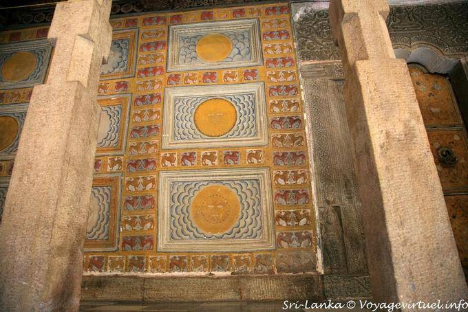 Decorazione della parete del tempio principale, Dalada Maligawa, Kandy - Ceylon Sri Lanka