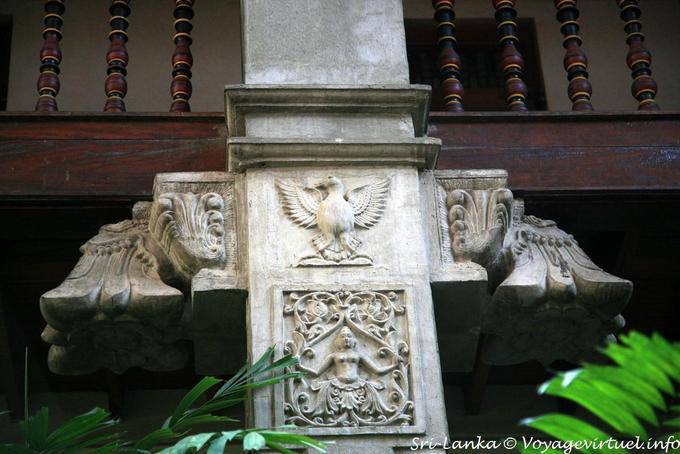 Colonna di pietra a sostegno della Casa di Reliquia, Dalada Maligawa, Kandy - Ceylon Sri Lanka