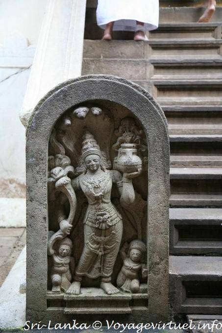 Stele di pietra scolpita, ai piedi di una scalinata, Tempio della reliquia del dente, Kandy - Ceylon Sri Lanka