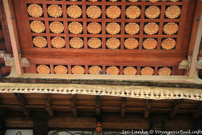 Soffitto decorato con fiori di loto in stucco, Sri Dalada Maligawa, Kandy - Ceylon Sri Lanka