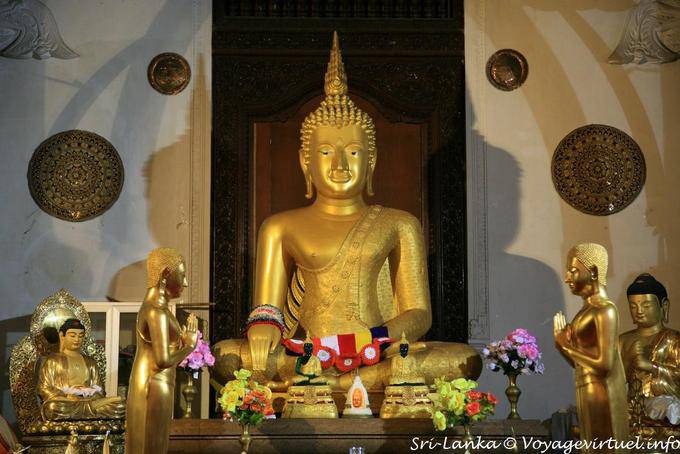 Golden Buddha postura Prendendo la terra a testimoniare, Tempio del Dente, Kandy - Ceylon Sri Lanka