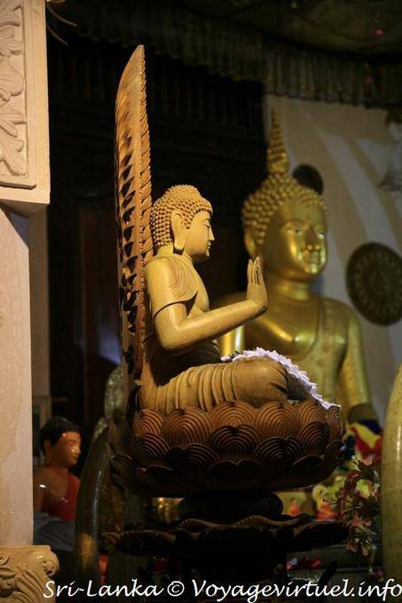Buddha sulla sede fiore di loto e la cartella serpente, Nuovo Tempio, Dalada Maligawa, Kandy - Ceylon Sri Lanka