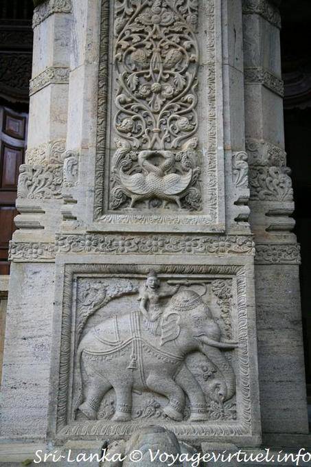 Modelli scolpito su un pilastro del tempio del Sacro Dente, Kandy - Ceylon Sri Lanka