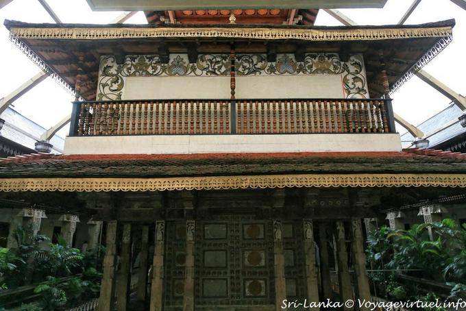 La parte posteriore esterna del Tempio del Dente nella struttura d'Oro Canopy, Kandy - Ceylon Sri Lanka