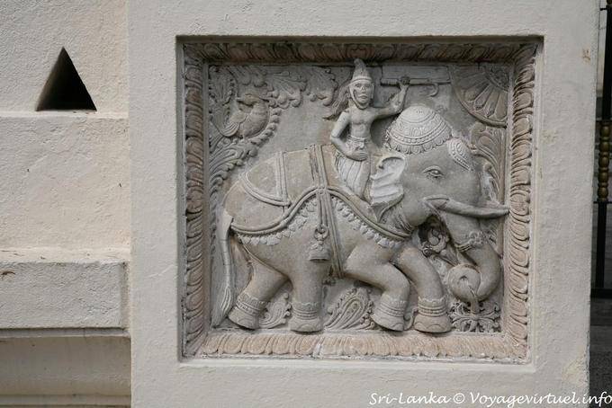Re su scultura di elefante di un ingresso strada laterale alla città sacra di Kandy - Ceylon Sri Lanka
