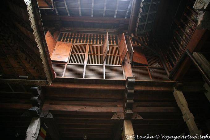 Struttura in legno del secondo piano vista esterna del tempio reliquia del dente sacro del Kandy - Ceylon Sri Lanka