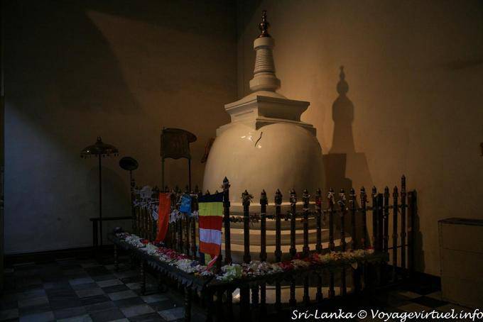 Piccolo stupa, o dagoba all'interno del tempio reliquia del dente sacro del Kandy - Ceylon Sri Lanka