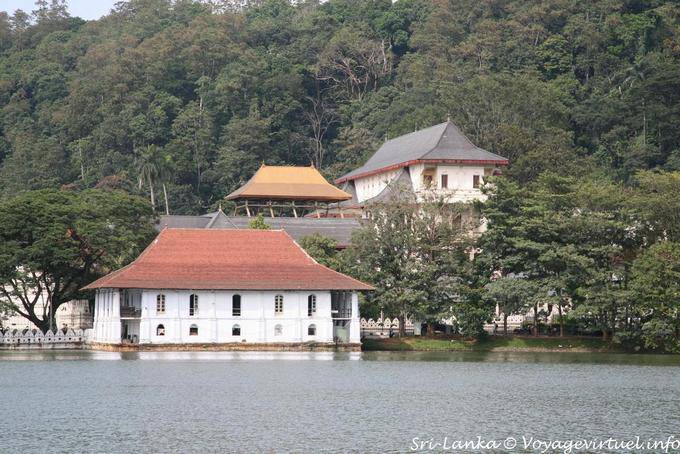 Fare il bagno Padiglione della Regina d'oro Canopy e New Dalada Tempio, Kandy - Ceylon Sri Lanka
