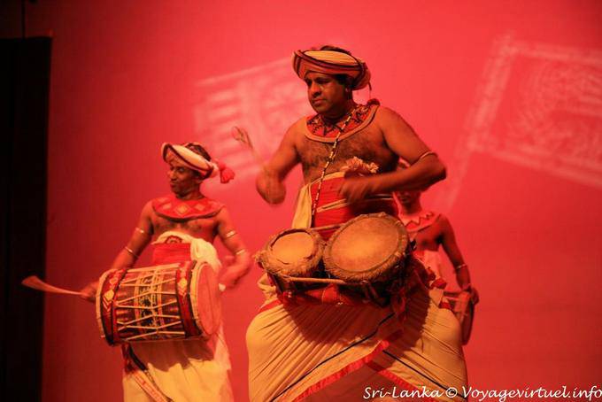 Musicista suonare il Thammátama, così bongo, Kandy - Ceylon Sri Lanka