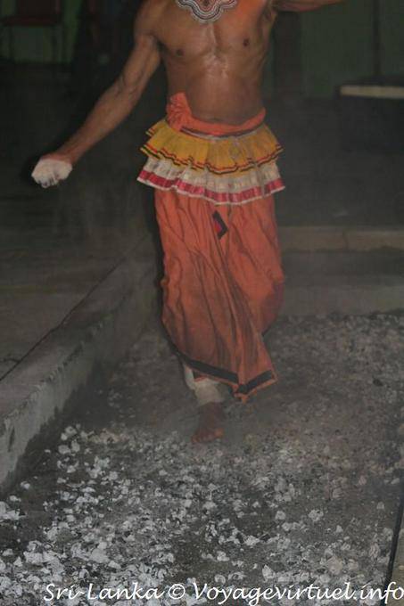 Attraversando la casa braci, la tradizione è venuto dall'India, Kandy - Ceylon Sri Lanka