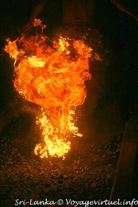 Passaggio tra le fiamme, il fuoco a piedi, Kandy - Ceylon Sri Lanka
