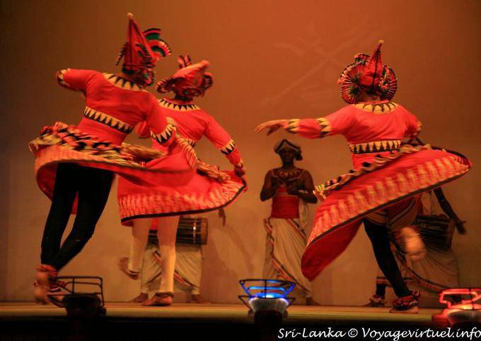 Ballerini folk si vestono, Kandy Lake Club - Ceylon Sri Lanka