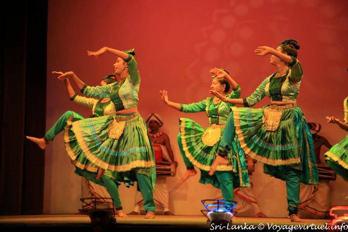 Movimenti come ballerini Bharatnatyam, Kandy - Ceylon Sri Lanka