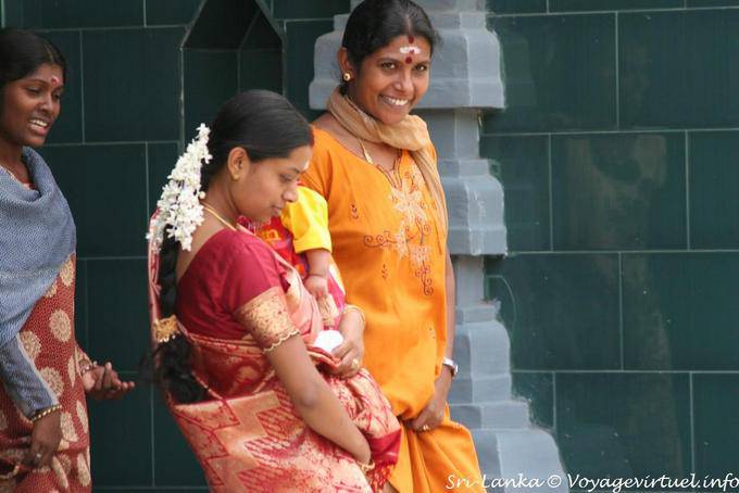 Le donne all'uscita della preghiera nel Tamil tempio, Matale - Ceylon Sri Lanka