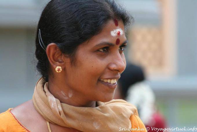 Bindi e terzo occhio sulla fronte, Sri Muthumariamman Thevasthanam, Matale - Ceylon Sri Lanka