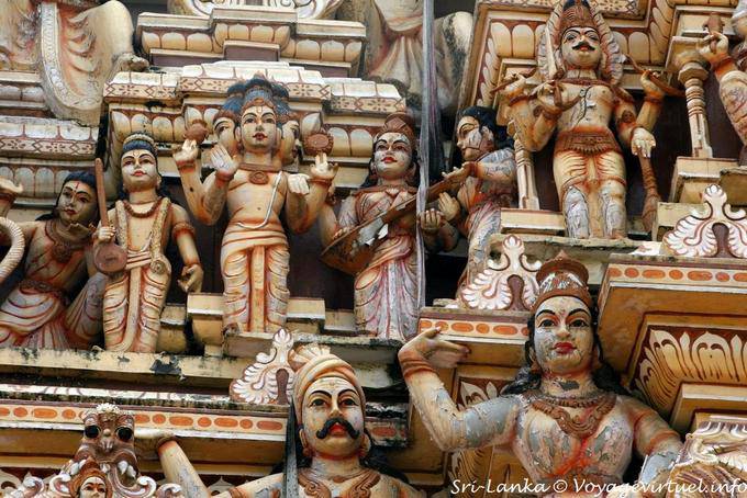 Divinità indù sculture in stile indiano sud colorato dravidica, Matale - Ceylon Sri Lanka
