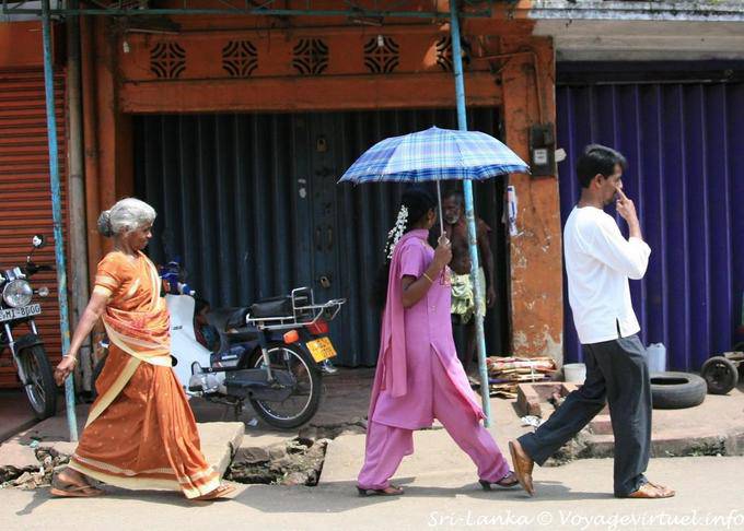 Conduzione e passando per la città di Matale, Central Province - Ceylon Sri Lanka