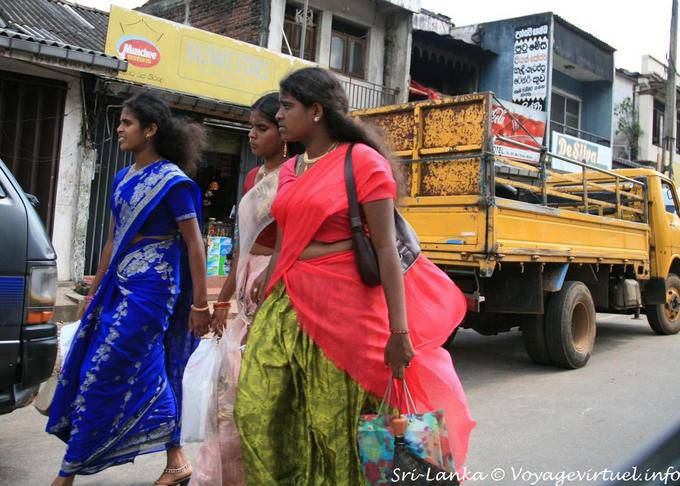 Tre giovani donne in sari corsa indietro, strada Matale - Ceylon Sri Lanka
