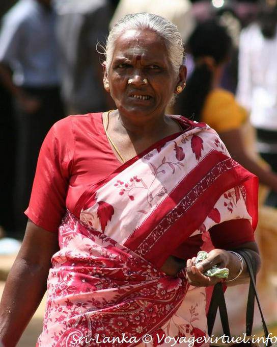 Anziana in un tradizionale sari, Matale - Ceylon Sri Lanka