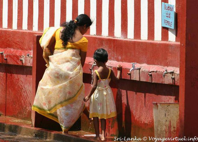 Lavaggio dei piedi per i tamil indiani, Hindu Temple Matale - Ceylon Sri Lanka