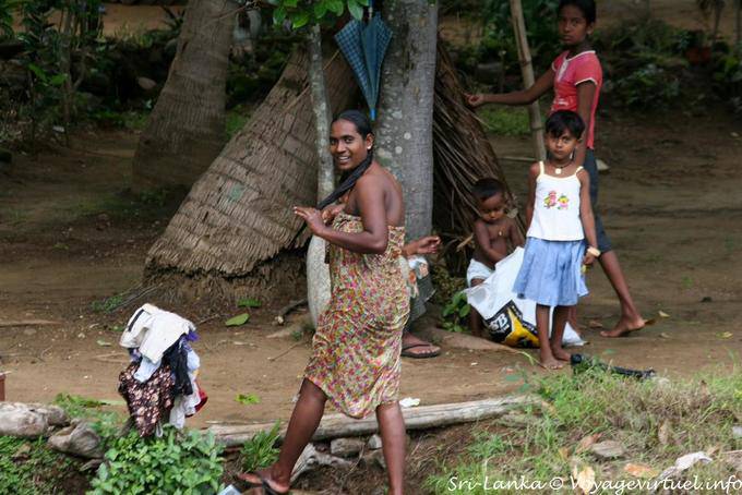 Donna che esce dal bagno, via Medirigiriya - Ceylon Sri Lanka