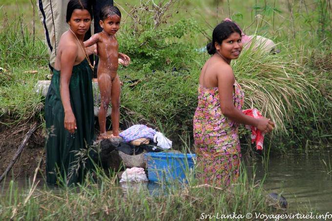 Tempo toilette collettiva, strada Medirigiriya - Ceylon Sri Lanka