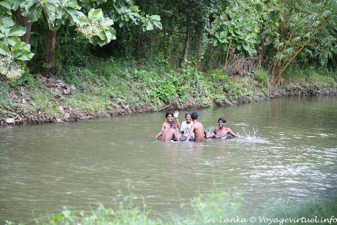 Giochi d'acqua nel fiume per i bambini, Hingurakgoda, strada Medirigiriya - Ceylon Sri Lanka