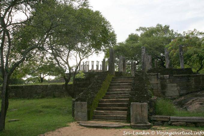L'accesso alla seconda piattaforma che porta al santuario di Medirigiriya - Ceylon Sri Lanka