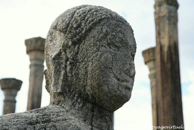 Testa di Buddha seduto in trono al centro della Vatadage Medirigiriya - Ceylon Sri Lanka