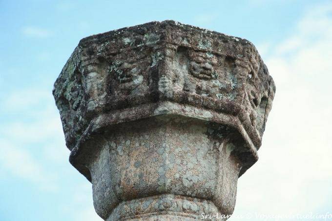 Primo piano sulla parte superiore di una colonna e suoi ornamenti, Medirigiriya - Ceylon Sri Lanka