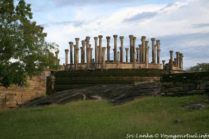 Il palazzo sulla roccia, Tempio Medirigiriya - Ceylon Sri Lanka