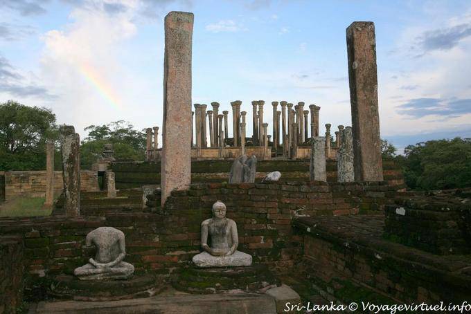 Rovine di meditatori in mattoni e Buddha, ai piedi del Medirigiriya - Ceylon Sri Lanka