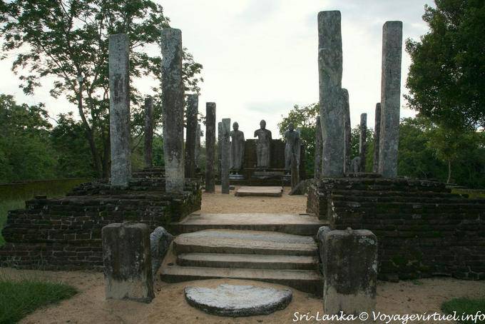 Il piccolo tempio e tre immagini di Buddha in piedi, Medirigiriya - Ceylon Sri Lanka