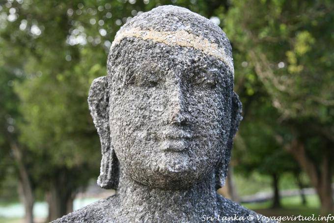 Volto sereno e segnata dal tempo di Buddha seduto, Medirigiriya - Ceylon Sri Lanka