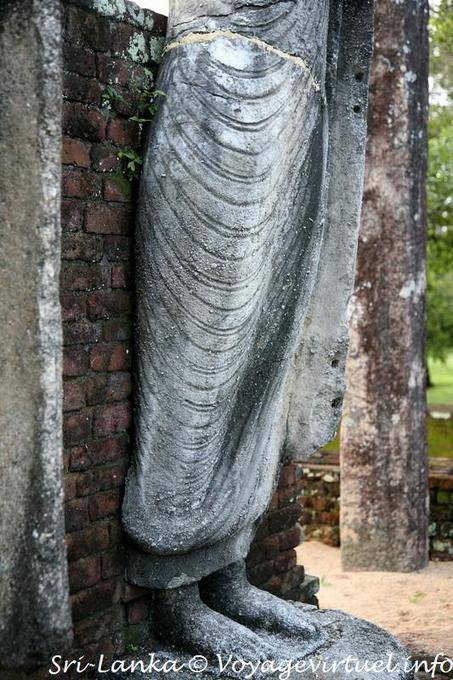 Piedi e parte inferiore del Buddha in piedi, Tempio Medirigiriya - Ceylon Sri Lanka