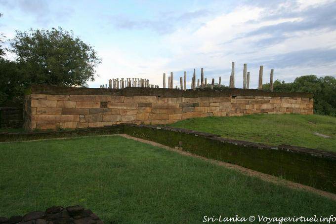 Muro della terrazza di vatadagaya, Medirigiriya - Ceylon Sri Lanka