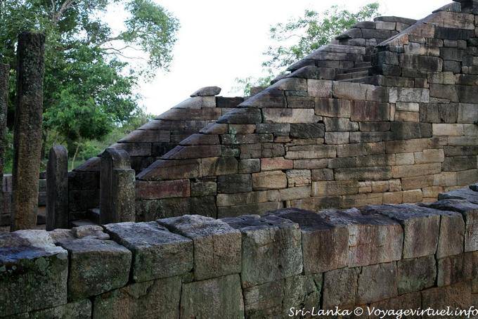 La parte inferiore della scala e pareti Monumentale, Medirigiriya - Ceylon Sri Lanka