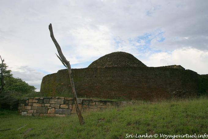 Lo stupa edificio più antico Thuparama sul sito, Medirigiriya - Ceylon Sri Lanka