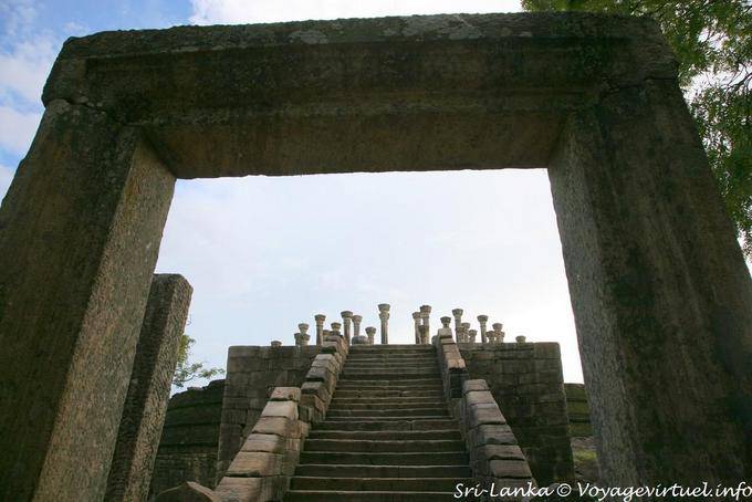 Lo scalone monumentale che conduce al santuario, Medirigiriya - Ceylon Sri Lanka