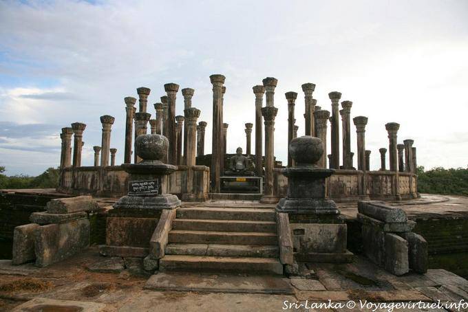 La casa circolare dell'immagine o Vatadage, Medirigiriya - Ceylon Sri Lanka